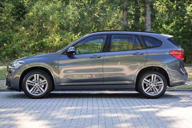 BMW X1 sDrive18i High Executive M-Sport | Leder | Pano | HUD | Navi Plus | Stoelverwarming | Hifi | DAB | Grootlichtassistent | Etc.