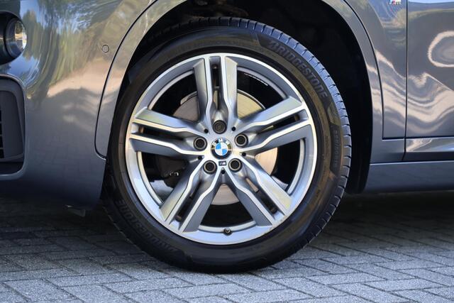 BMW X1 sDrive18i High Executive M-Sport | Leder | Pano | HUD | Navi Plus | Stoelverwarming | Hifi | DAB | Grootlichtassistent | Etc.