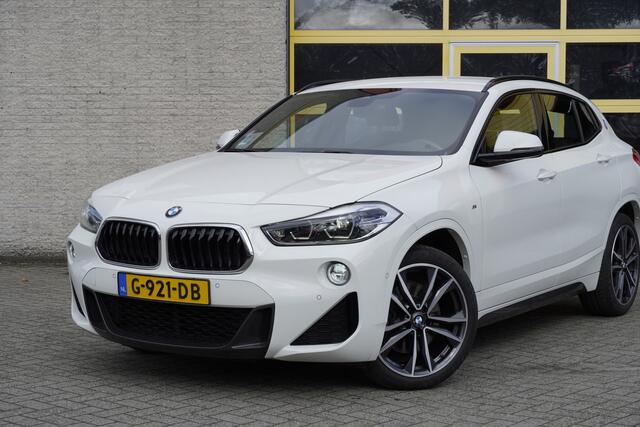 BMW X2 sDrive20i 192PK! Automaat M-Sport BJ2019 Lmv 19" | Led | Pdc | Afneembare trekhaak | Elek. achterklep | Achteruitrijcamera | Groot navi | Head-Up display | Climate control | Cruise control | Sportstoelen | Verwarmde voorstoelen | M-Sport stuurwiel