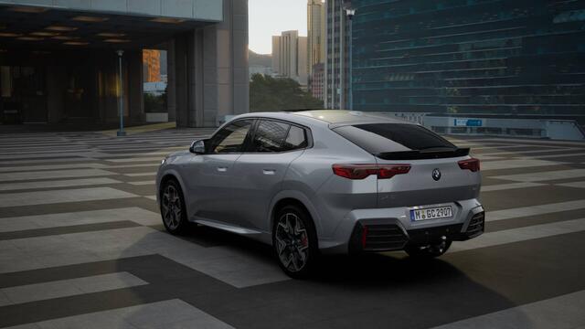 BMW X2 sDrive20i High Executive M Sport Automaat / Panoramadak / Trekhaak / Sportstoelen / M Adaptief onderstel / Comfort Access / Adaptieve LED / Parking Assistant Plus / Head-Up / Harman-Kardon