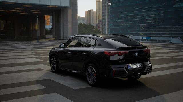 BMW X2 iX2 eDrive20 High Executive M Sport / Panoramadak / Trekhaak / Sportstoelen / Adaptieve LED / M Adaptief onderstel / Parking Assistant Plus / Comfort Access