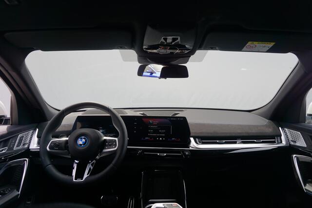 BMW X2 iX2 eDrive20 M Sport Pro | Trekhaak / Adaptief M onderstel / Head-up / Harman Kardon / Comfort Access / Dodehoek detectie / Cruise control adaptief met Stop&Go