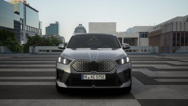 BMW X2 iX2 eDrive20 High Executive M Sport / Panoramadak / Trekhaak / Sportstoelen / M Adaptief onderstel / Adaptieve LED / Parking Assistant Plus / Head-Up / Stuurverwarming