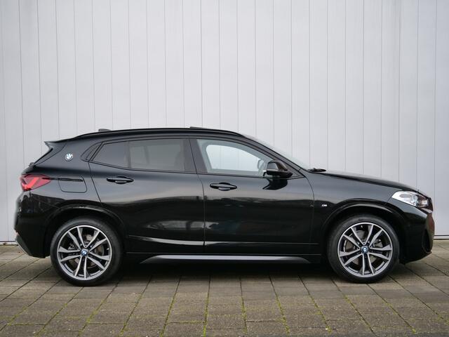 BMW X2 xDrive25e High Executive 220 Pk Automaat Navigatie / DAB / Camera / Leer / Schuifdak / M-pakket