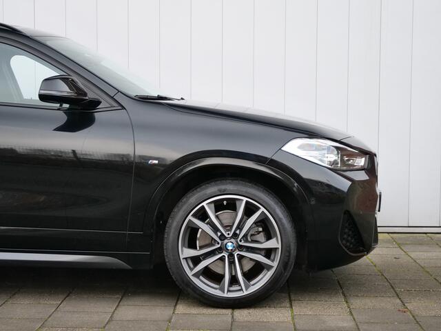 BMW X2 xDrive25e High Executive 220 Pk Automaat Navigatie / DAB / Camera / Leer / Schuifdak / M-pakket