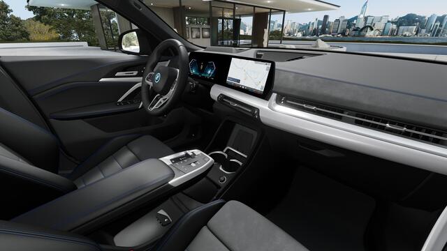 BMW X2 iX2 eDrive20 High Executive M Sport / Panoramadak / Trekhaak / M Sportstoelen / Head-Up / Adaptieve LED / Parking Assistant Plus / M Adaptief onderstel