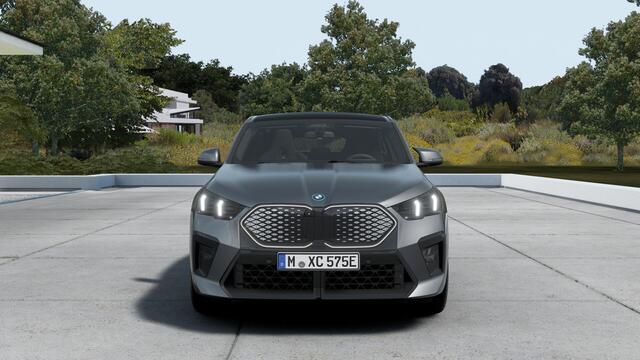 BMW X2 iX2 eDrive20 / Panoramadak / Trekhaak / M Sportstoelen / Head-Up / M Adaptief onderstel / Parking Assistant Plus / Adaptieve LED
