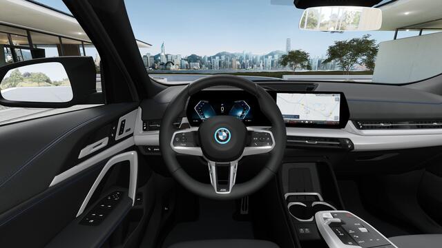 BMW X2 iX2 eDrive20 / Panoramadak / Trekhaak / M Sportstoelen / Head-Up / M Adaptief onderstel / Parking Assistant Plus / Adaptieve LED