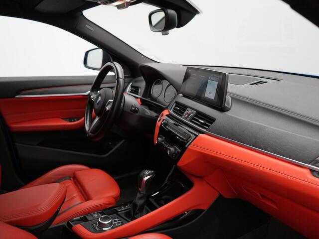 BMW X2 xDrive25e M Sport Plug In Hybrid 220pk Dealer O.H. PHEV | Trekhaak Afn. | Panodak | Adaptive Cruise | Head Up | Camera | Harman / Kardon | Lederen Competition Stoelen Memory & Verwarmd | Keyless | 19"L.M | Sfeerverlichting | Navigatie | DAB |
