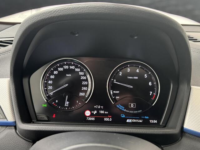 BMW X2 xDrive25e M-sport | Stoelverwarming | Panoramadak | Achteruitrijcamera | Navigatie | Sport | M-sport |