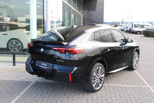 BMW X2 iX2 eDrive20 M Sport / Trekhaak / Sportstoelen / Adaptieve LED / Head-Up / M Adaptief onderstel / Parking Assistant Plus / Comfort Access