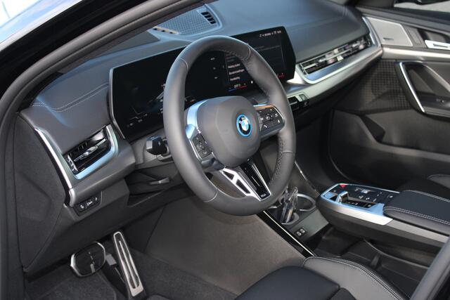 BMW X2 iX2 eDrive20 M Sport / Trekhaak / Sportstoelen / Adaptieve LED / Head-Up / M Adaptief onderstel / Parking Assistant Plus / Comfort Access