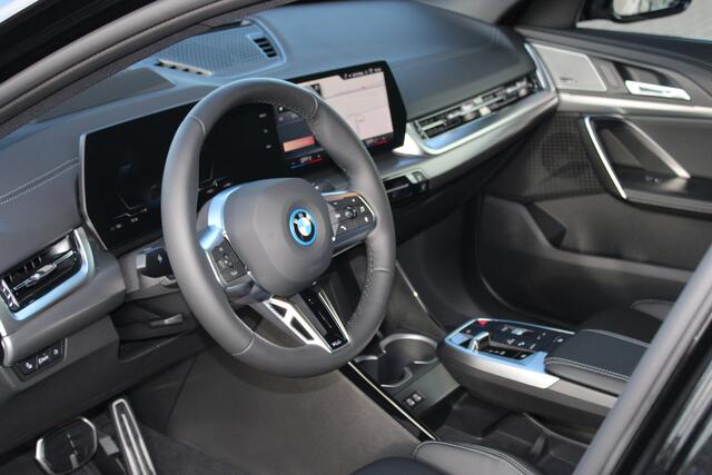 BMW X2 iX2 eDrive20 M Sport / Trekhaak / Sportstoelen / Adaptieve LED / Head-Up / M Adaptief onderstel / Parking Assistant Plus / Comfort Access