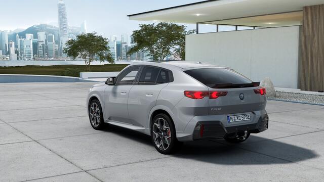 BMW X2 iX2 eDrive20 M Sport / Panoramadak / Trekhaak / M Sportstoelen / Parking Assistant Plus / Head-Up / M Adaptief onderstel / Stuurverwarming / Comfort Access