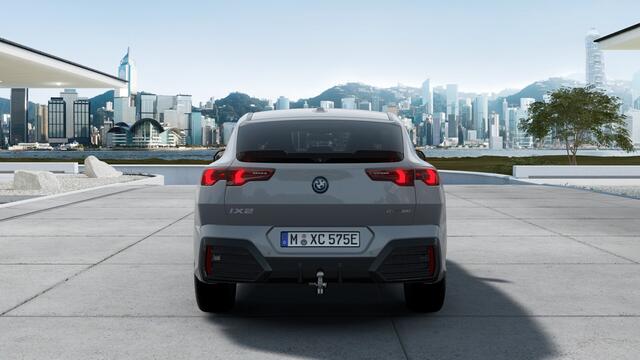 BMW X2 iX2 eDrive20 M Sport / Panoramadak / Trekhaak / M Sportstoelen / Parking Assistant Plus / Head-Up / M Adaptief onderstel / Stuurverwarming / Comfort Access