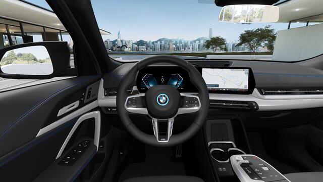 BMW X2 iX2 eDrive20 M Sport / Panoramadak / Trekhaak / M Sportstoelen / Parking Assistant Plus / Head-Up / M Adaptief onderstel / Stuurverwarming / Comfort Access