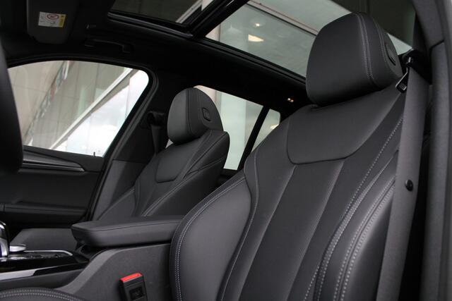 BMW X3 xDrive30e High Executive M Sport Automaat / Panoramadak / Active Cruise Control / Comfort Access / Gesture Control / Parking Assistant / Stoelverwarming / Live Cockpit Professional