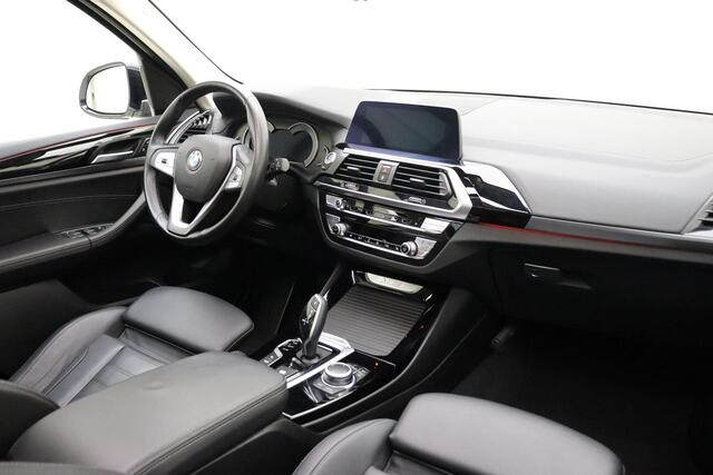 BMW X3 xDrive20i High Executive Automaat | Navigatie | Trekhaak | Lederen bekleding | Panoramisch schuifdak | Camera | Extra getint glas |