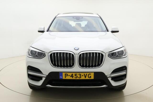 BMW X3 xDrive20i High Executive Automaat | Navigatie | Trekhaak | Lederen bekleding | Panoramisch schuifdak | Camera | Extra getint glas |