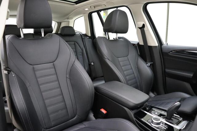 BMW X3 xDrive20i High Executive Automaat | Navigatie | Trekhaak | Lederen bekleding | Panoramisch schuifdak | Camera | Extra getint glas |