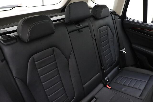 BMW X3 xDrive20i High Executive Automaat | Navigatie | Trekhaak | Lederen bekleding | Panoramisch schuifdak | Camera | Extra getint glas |