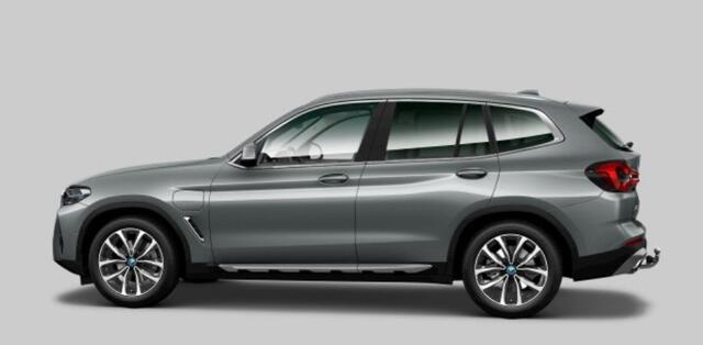 BMW X3 xDrive30e High Executive Trekhaak - Panoramadak - Parking/Driving Assistant - Active Protection - Head up - Hifi - Comfort Access - Getinte Ruiten - Elektrisch verwarmde voorstoelen - BMW Laserlight -