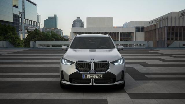 BMW X3 30e xDrive M Sport Automaat / Panoramadak / Trekhaak / Sportstoelen / Adaptieve LED / Parking Assistant Plus / Stoelventilatie / Comfort Access