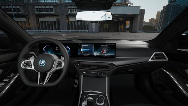 BMW X3 30e xDrive M Sport Automaat / Panoramadak / Trekhaak / Sportstoelen / Adaptieve LED / Parking Assistant Plus / Comfort Access / Stuurverwarming