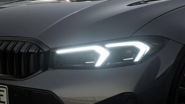 BMW X3 30e xDrive M Sport Automaat / Panoramadak / Trekhaak / Sportstoelen / Adaptieve LED / Parking Assistant Plus / Comfort Access / Stuurverwarming