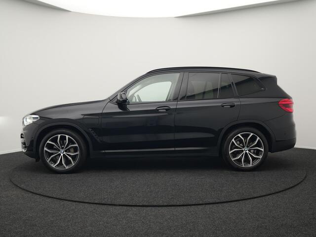 BMW X3 xDrive30e Sportline Plug In Hybrid 293pk Dealer O.H. PHEV | Lederen Sportstoelen Verwarmd | Trekhaak af Fabriek | L.M. 20" | Navigatie | Adaptive Cruise | Harman Kardon | 360 Camera | Head Up | Sfeerverlichting | Virtual |