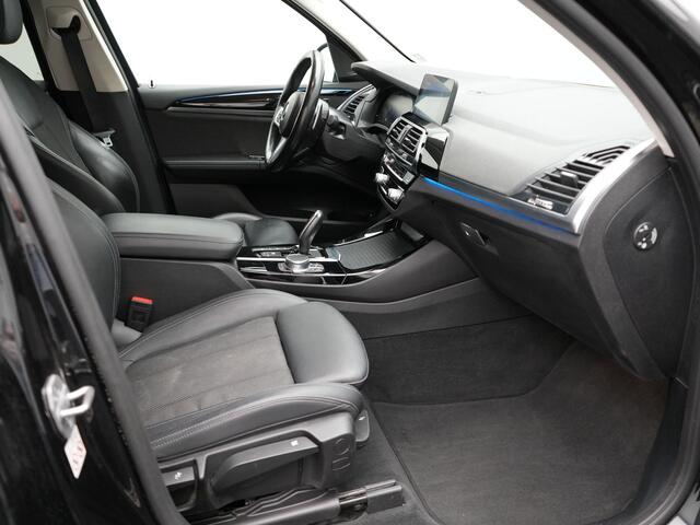 BMW X3 xDrive30e Sportline Plug In Hybrid 293pk Dealer O.H. PHEV | Lederen Sportstoelen Verwarmd | Trekhaak af Fabriek | L.M. 20" | Navigatie | Adaptive Cruise | Harman Kardon | 360 Camera | Head Up | Sfeerverlichting | Virtual |