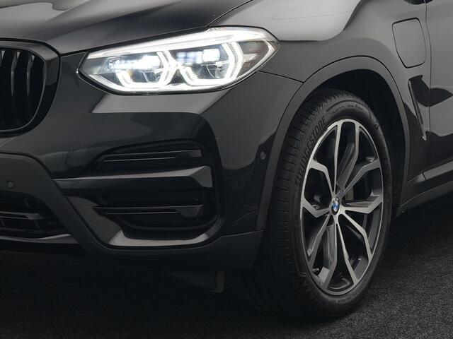 BMW X3 xDrive30e Sportline Plug In Hybrid 293pk Dealer O.H. PHEV | Lederen Sportstoelen Verwarmd | Trekhaak af Fabriek | L.M. 20" | Navigatie | Adaptive Cruise | Harman Kardon | 360 Camera | Head Up | Sfeerverlichting | Virtual |