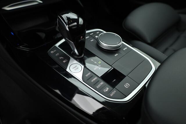 BMW X3 xDrive30e | Pano | HUD | 360cam | Elek. trekhaak | Stoel- Stuurverw. | Keyless | Leder