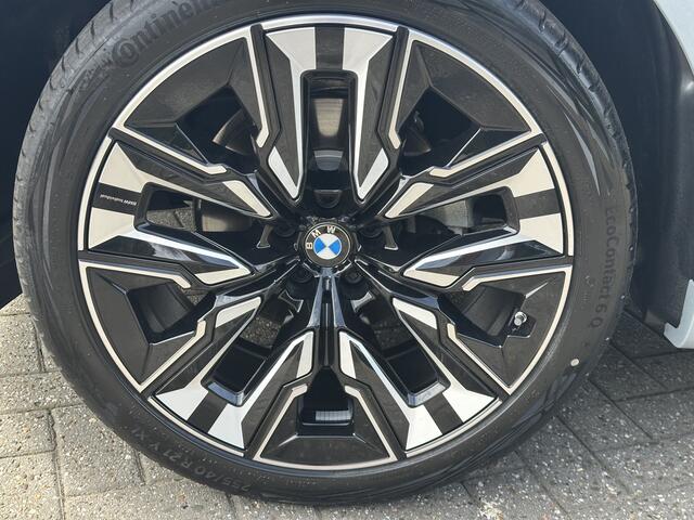 BMW X3 30e xDrive M Sport New Model Direct leverbaar Pano-Dak | Trekhaak | Leer | Stuurverw. | Stoelventilatie en Verwarming