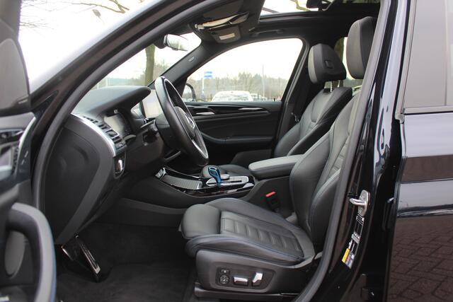BMW X3 iX3 High Executive 80 kWh / Trekhaak / Panoramadak / 360Camera / Head-up / 20'' / Leder / Harman Kardon / Sfeerverlichting / Dodehoek / DAB / Stuur+Stoelverwarming / ACC