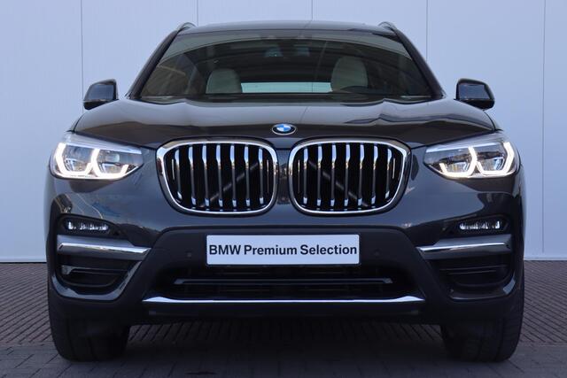 BMW X3 xDrive30e Business Edition Plus Luxury Line / 20" LMV / Panoramadak / Head Up Display / Elektrisch Verstelbare Voorstoelen incl Geheugen / Parking Pack / Individuaal Lederen bekleding / Achterbank verwarming / Stuurwielrand verwarming / Driving Assistent