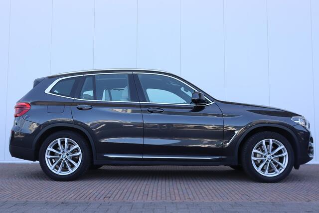 BMW X3 xDrive30e Business Edition Plus Luxury Line / 20" LMV / Panoramadak / Head Up Display / Elektrisch Verstelbare Voorstoelen incl Geheugen / Parking Pack / Individuaal Lederen bekleding / Achterbank verwarming / Stuurwielrand verwarming / Driving Assistent