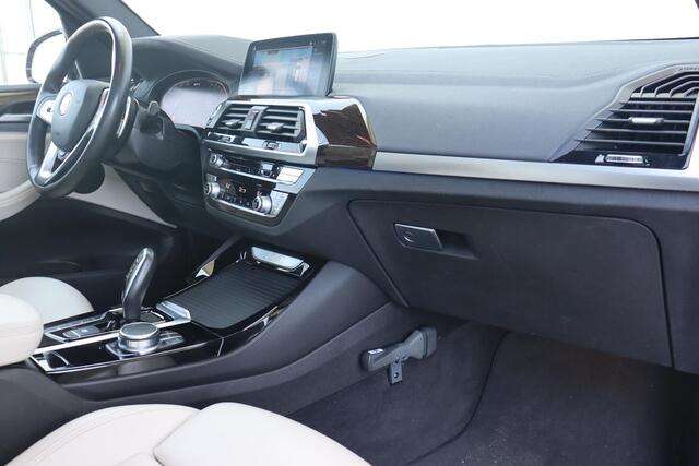 BMW X3 xDrive30e Business Edition Plus Luxury Line / 20" LMV / Panoramadak / Head Up Display / Elektrisch Verstelbare Voorstoelen incl Geheugen / Parking Pack / Individuaal Lederen bekleding / Achterbank verwarming / Stuurwielrand verwarming / Driving Assistent