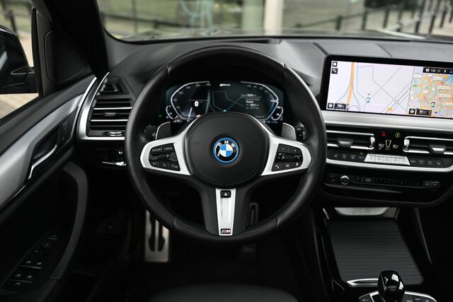 BMW X3 30e xDrive High Executive M Sport / Panoramadak / Trekhaak / Laserlight / Sportstoelen / Comfort Access / Head-Up / Stoelverwarming / BMW Live Cockpit Professional