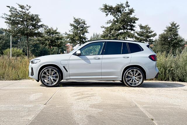 BMW X3 xDrive30e High Executive | M Sport | Glazen Panoramadak | Stoelverwarming | Trekhaak |