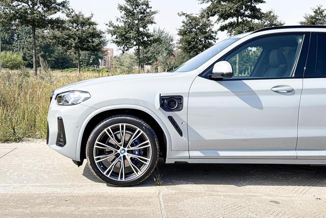 BMW X3 xDrive30e High Executive | M Sport | Glazen Panoramadak | Stoelverwarming | Trekhaak |