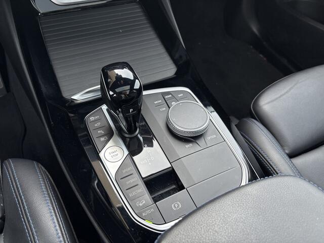 BMW X3 xDrive30e High Executive M Sport Automaat / Panoramadak / Trekhaak / Laserlight / Sportstoelen / Parking Assistant Plus / Comfort Access / Stuurverwarming