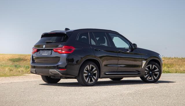 BMW X3 iX3 High Executive 80 kWh PANORAMADAK / CARPLAY / BRUIN LEER / NAVI