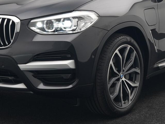 BMW X3 xDrive30e xLine Plug In Hybrid 293pk Dealer O.H PHEV | Trekhaak Af Fabriek | Head Up | Adaptive Cruise | Camera | Lederen Sportstoelen Verwarmd | Apple Carplay | Navigatie | Sfeerverlichting | Virtual | DAB |