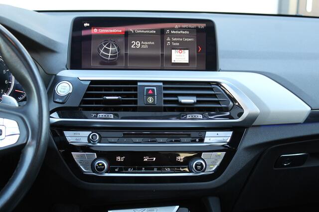 BMW X3 xDrive20i 184Pk High Executive X-Line | Panoramadak | Zwarte hemel | HUD