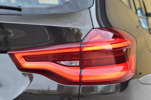 BMW X3 xDrive20i Executive * Trekhaak * Panoramadak * LED * Camera *