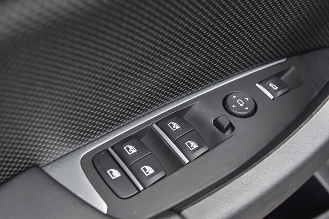 BMW X3 xDrive20i Executive * Trekhaak * Panoramadak * LED * Camera *