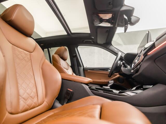 BMW X3 xDrive30e M Sport Individual 293Pk Automaat (PANORAMADAK, M PAKKET, GROOT NAVI, LASER KOPLAMPEN, MEMORY SEATS, STUUR/STOELVERWARMING, 360 CAMERA, HEAD-UP DISPLAY, TREKHAAK, GETINT GLAS, NIEUWSTAAT)