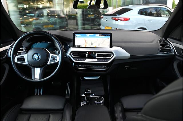 BMW X3 xDrive30e High Executive M Sport Automaat / Panoramadak / Trekhaak / Sportstoelen / Achteruitrijcamera / LED / Stoelverwarming / BMW Live Cockpit Professional