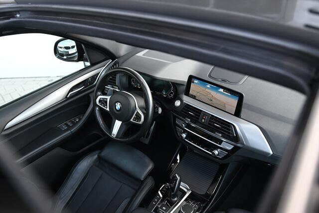 BMW X3 xDrive30e High Executive M Sport Automaat / Panoramadak / Trekhaak / Sportstoelen / Achteruitrijcamera / Adaptieve LED / Stoelverwarming / BMW Live Cockpit Professional